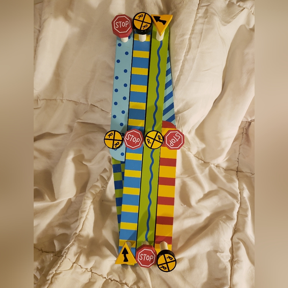 Wood expandable coat hanger
